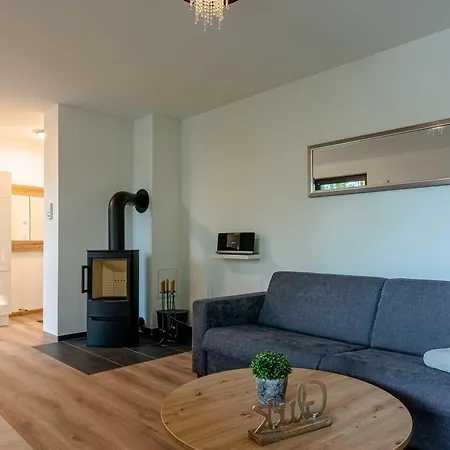 Lotusblume - 5 Sterne Ferienunterkunft Mit Moeblierter Terrasse Am Krakower Appartement *